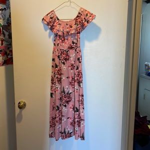 EUC Size 10 Maxi off the shoulder dress flowers and flows.